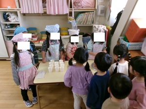 ポップコーンとチケットを交換している様子