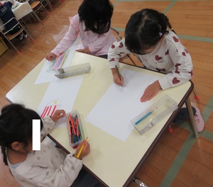 ポップコーン映画館のポスターを作っているところ