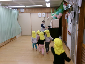 ピアノの音に合わせて歩く子どもたち