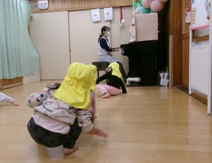 アヒルの動きを真似する子どもたち