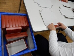 写真：箱の組み立て作業