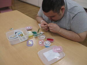 写真：ビーズ作業