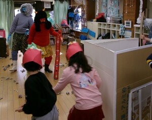 壁に隠れる子ども