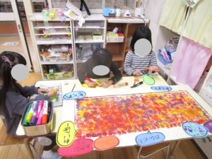 5歳児が作品展の看板を製作する様子