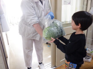 キャベツを渡す