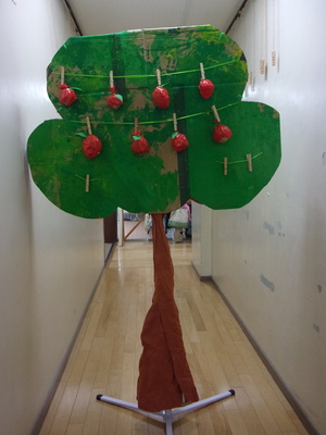 木にリンゴがつるされている