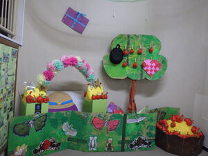 それぞれのクラスで使った小道具が飾られている