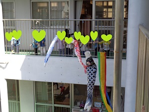 こいのぼりをあげている様子