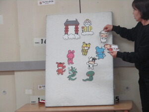 十二支のお話をパネルシアターで見せている