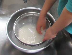 写真：米研ぎの様子