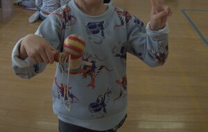 子どもがけん玉を楽しむ様子