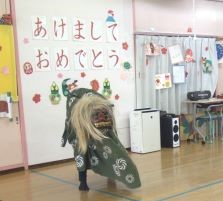 獅子舞が子どもたちに舞を見せている様子