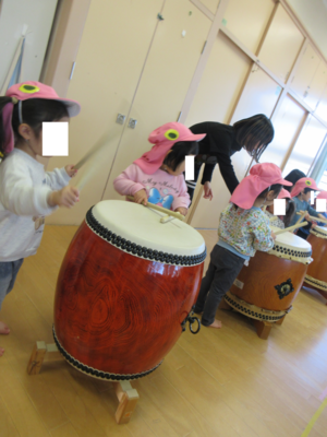 2歳児が太鼓を叩く様子