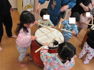 1歳児クラスが太鼓を叩いている様子