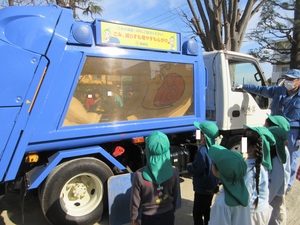ごみがスケルトン車の中に集まっていく様子