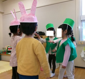 3歳児が音楽に合わせて歌ったりセリフを言っている場面