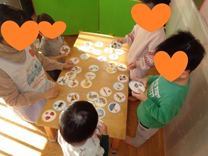 乳児のかるた遊び