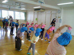 4歳、5歳が運動遊びをしている