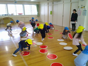 4・5歳児のオセロひっくり返し競争をしている。