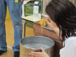 出来立てのはちみつが分離器から出てくる様子