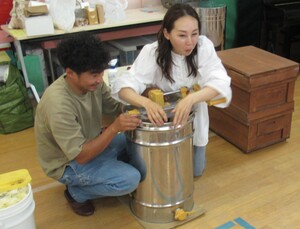 分離機について説明している姿