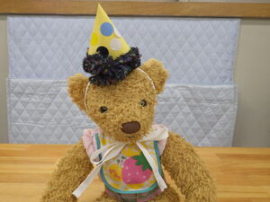 1歳児クラスが作った鬼の写真。頭に付けられる角になっており、シールや毛糸で装飾されている。