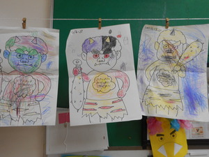 鬼のぬりえが吊り下げられている写真