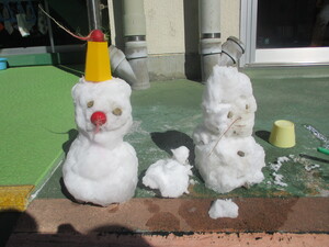 写真：子どもたちの作った雪だるま