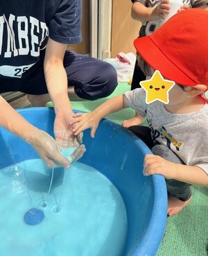 片栗粉遊びのようす