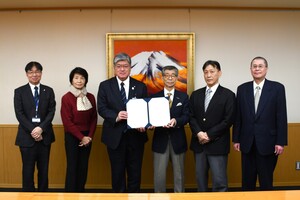 協定締結の集合写真
