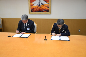 協定締結式の様子