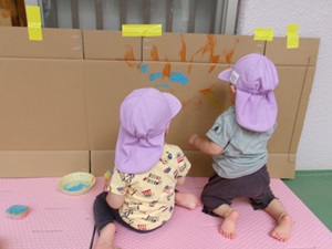 1歳児クラスの絵の具遊びの様子