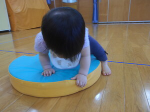0歳児クラス　ホールの活動の様子