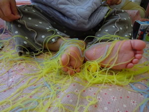 絵の具で色を付けた春雨で遊んでいます。