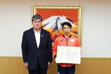 写真：区長と富田選手