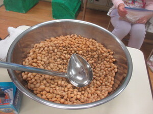 煮た大豆がボールに入っています。