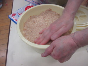 樽に入れた大豆です。