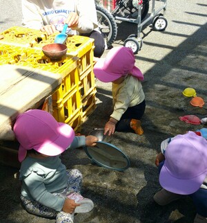 園庭で遊んでいる様子