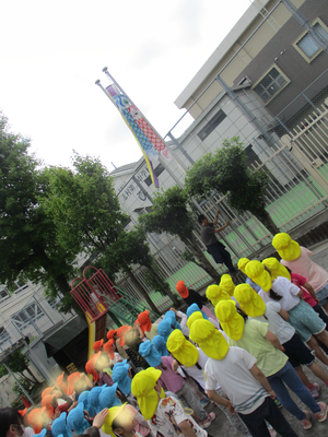 園庭でこいのぼりがあがるよう様子を見ました。