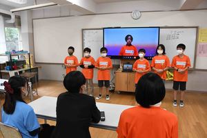 サムネイル：チームスパークがプレゼンを披露