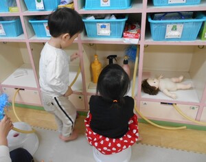 ごっこ遊びをするこどもたち