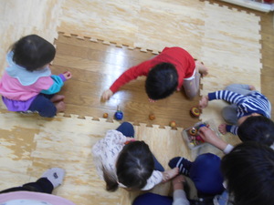 コマ回しをする子ども達