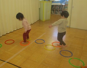ホールで遊ぶ子ども達