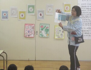 豆エイトの説明する保育士