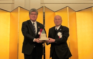 写真：許センター長（右）と坂本健板橋区長（左）