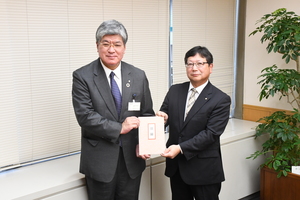 写真：目録贈呈