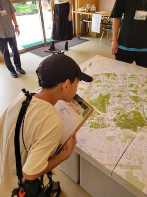 子どもが模型をのぞき込んでいる写真