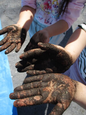 手に土がついている様子