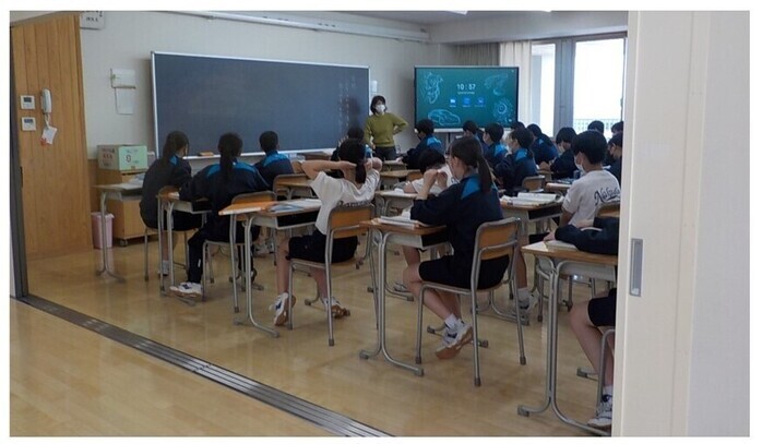 引き戸を開けて授業を行う様子