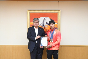 坂本区長から栄誉賞を授与